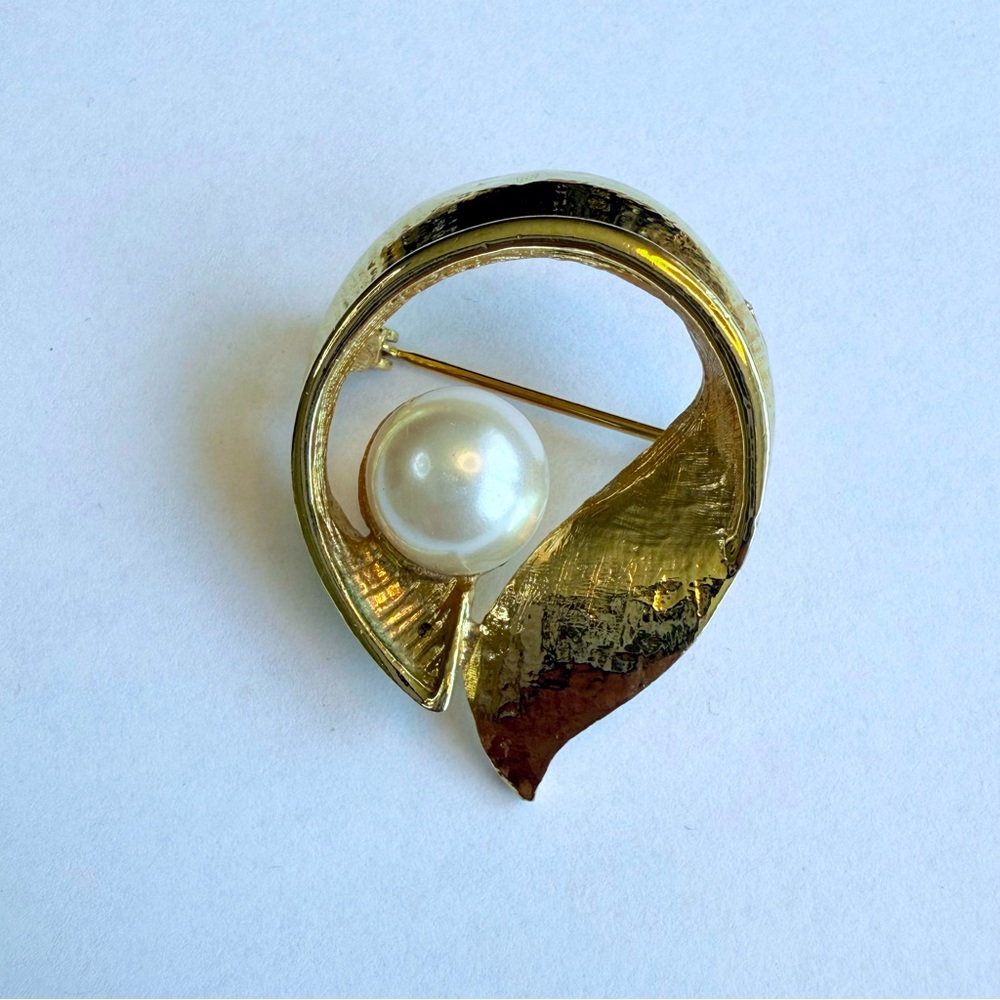 Vintage Textured Gold-Tone & Faux Pearl Bypass Brooch/Pin